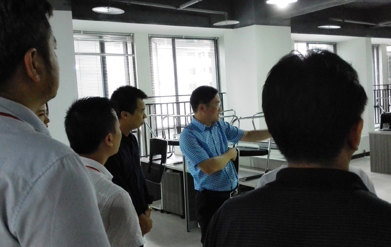 賴區(qū)長鼓勵重慶天度網(wǎng)絡公司要多進行創(chuàng)新，并就天度未來發(fā)展方向做出重要指示。