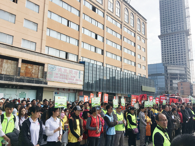 2017年3月5日，是我國第54個學(xué)雷鋒紀念日。3月份的春天萬物復(fù)蘇，百花齊放。陽光透過淡薄的云層照耀著大地，它的萬道金光愉快地普照著萬物。春風(fēng)拂面,是那么清柔,那么親切,就像是雷鋒的精神一直溫暖著、鼓舞著我們!