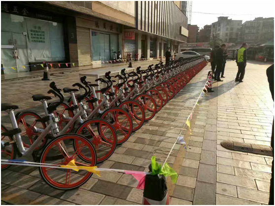 上午11點，云南天度投資集團有限公司、云紡商業(yè)區(qū)、昆明悅動文化傳播有限公司、云南北瑞兔司機新能源汽車科技有限公司、moblke摩拜單車許多商戶踴躍參加，由150余名志愿者組成的隊伍開始了浩浩蕩蕩的4公里公益徒步，目的是鼓勵大家使用零污染的交通工具，降低自然資源的耗損，同時也是為了讓市民能夠熟知這樣的出行方式，倡導(dǎo)綠色出行。