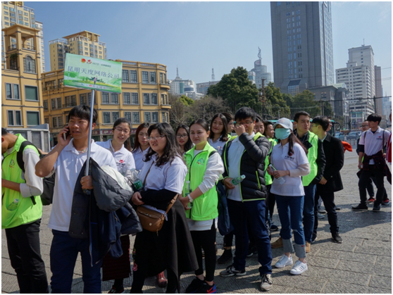 雷鋒精神，人人可學(xué);奉獻愛心，處處可為。積小善為大善，善莫大焉。當有人需要幫助時，大家搭把手、出份力，社會將變得更加美好。
